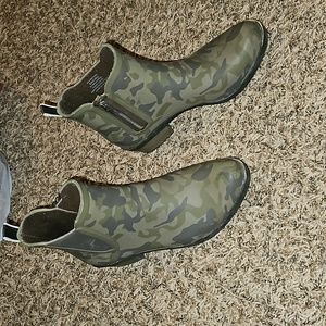 Lucky Brand camo rubber booties